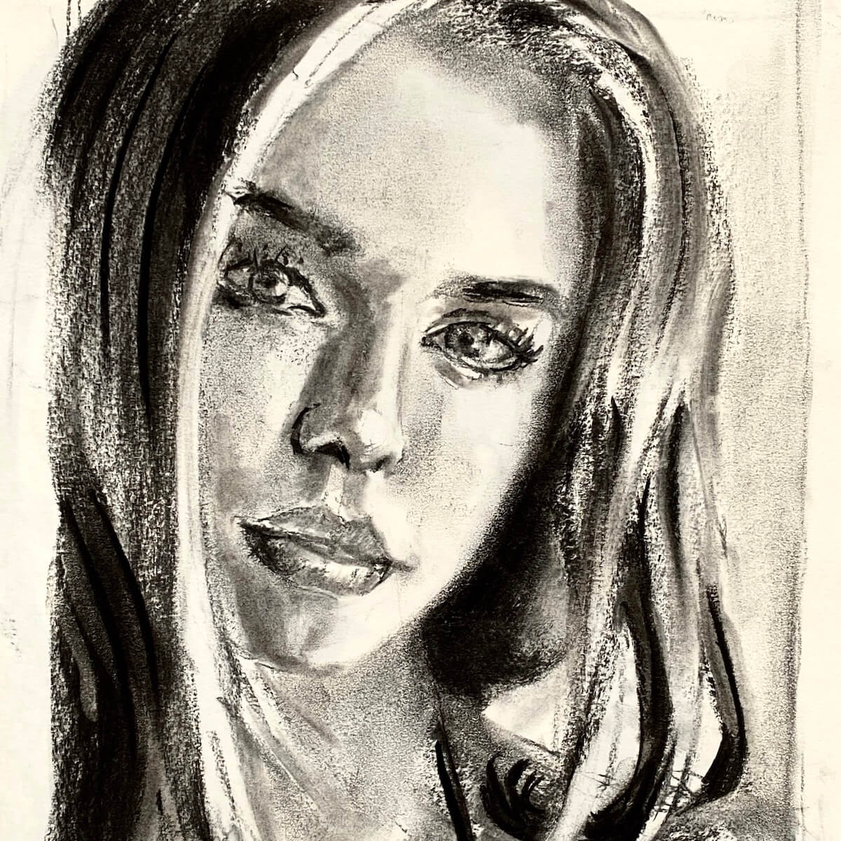 Dibujo de un retrato de mujer al carboncillo