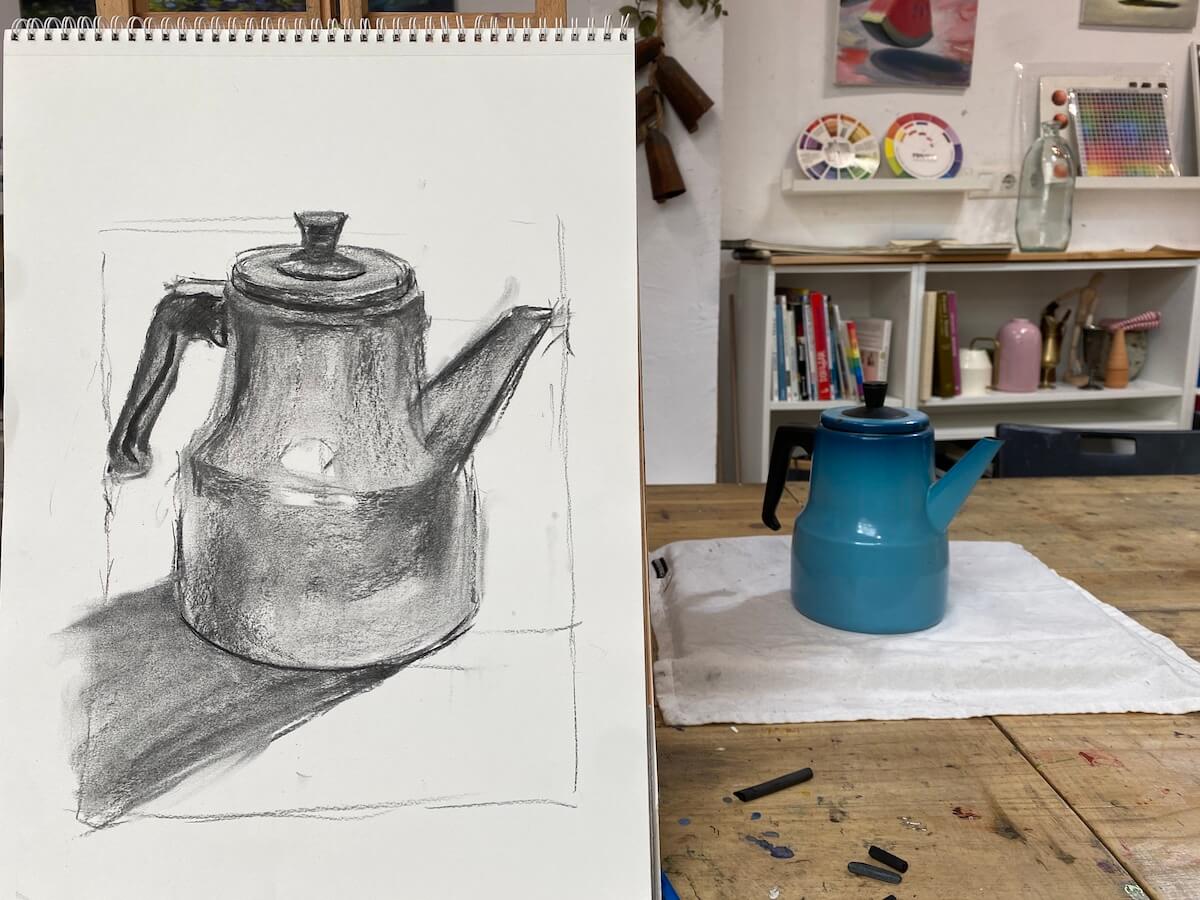 Dibujo y sombreado de una cafetera al carboncillo
